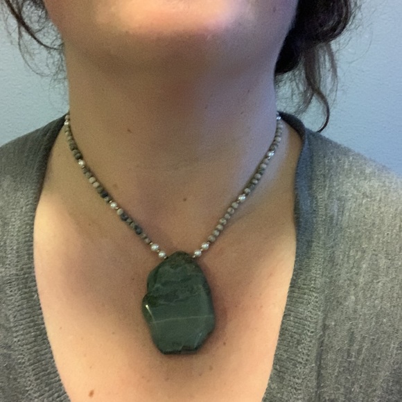 Green bead necklace with polished green stone - Picture 5 of 6